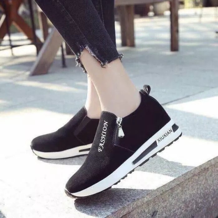 Sepatu Kets Slip On Fashion Resleting Hitam