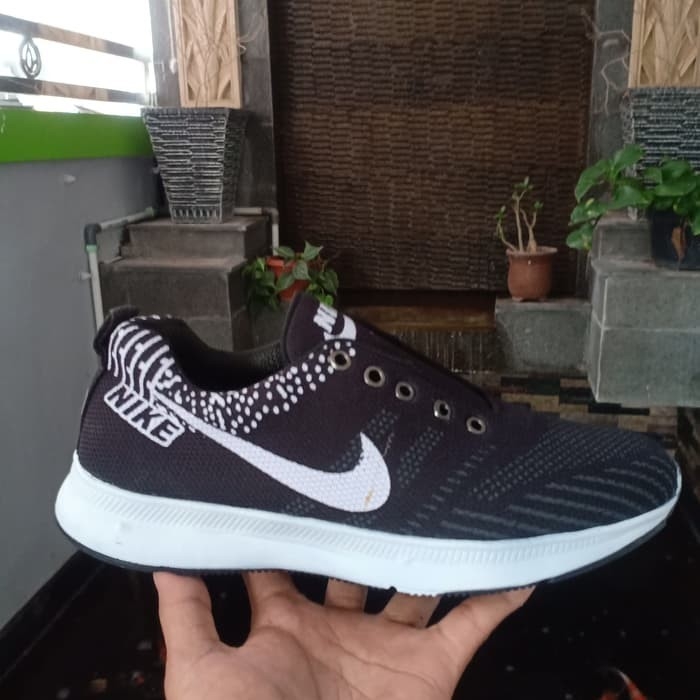 Sepatu Pria Nike Leo - Hitam 2