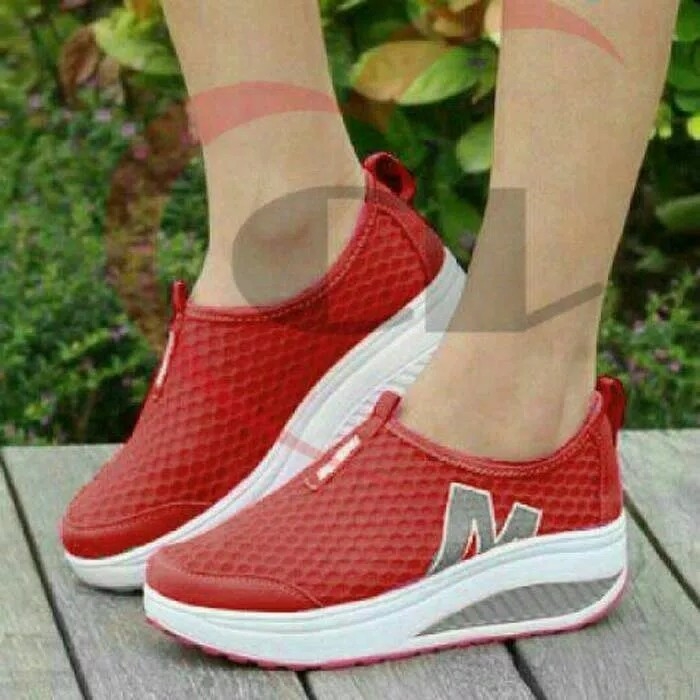 Sepatu Slip On M Jala Merah