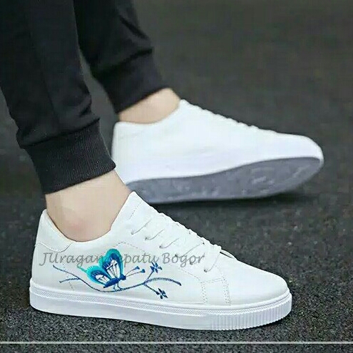 Sepatu Sneaker Wanita Bordir Kupu-kupu