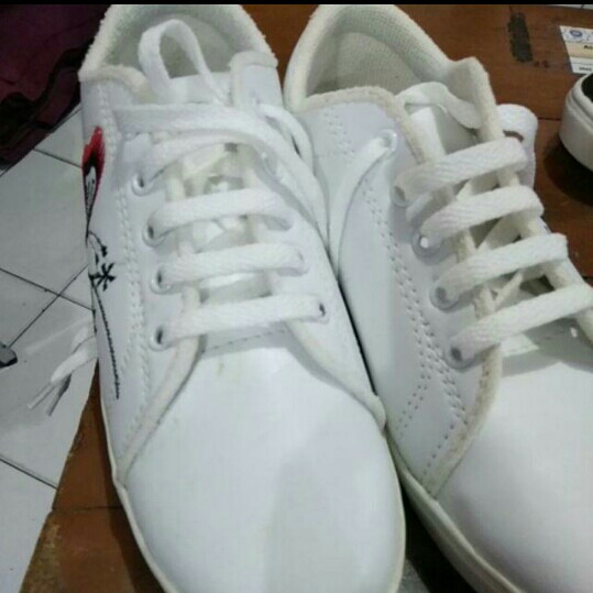 Sepatu Sneaker Wanita Bordir Kupu-kupu 2