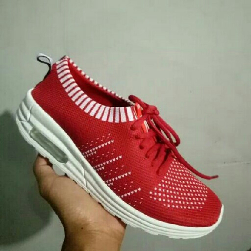 Sepatu Sneakers Merah