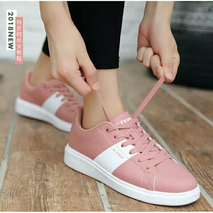 Sepatu Sneakers Wanita X