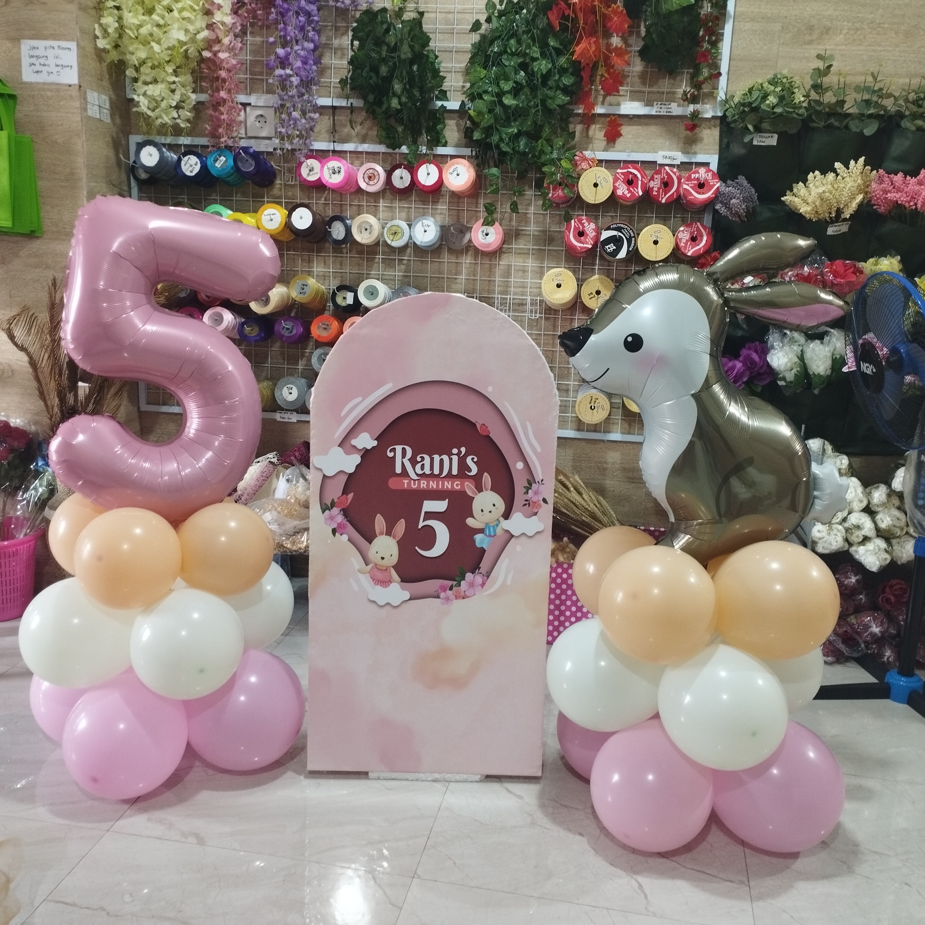 Set Standing Karakter Kelinci Angka Pastel Mini Backdrop Pink Putih