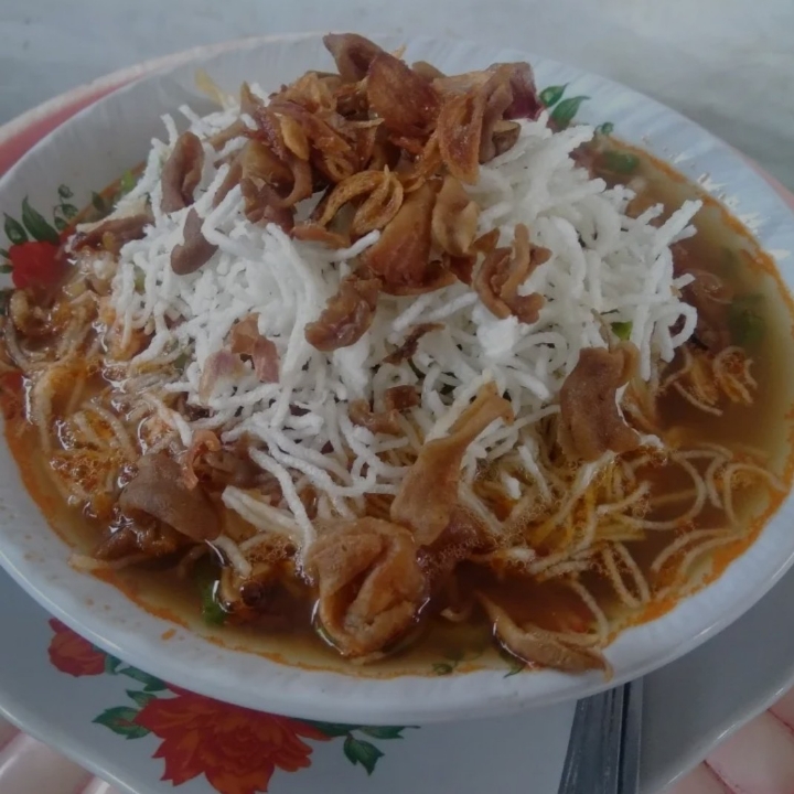 Soto Ayam Dengan Bihun Goreng Dan Usus Crispy 