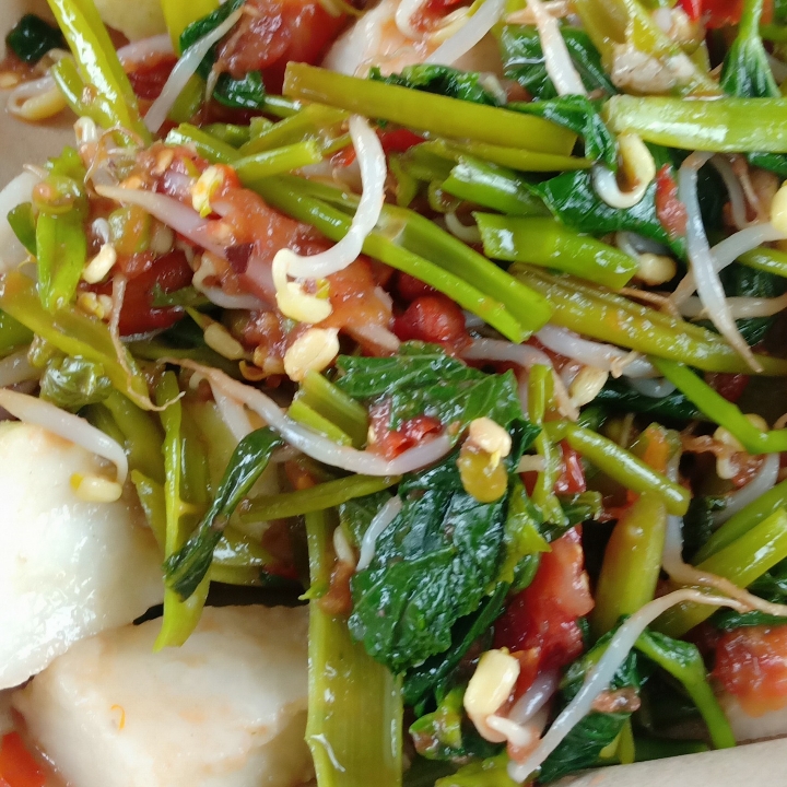 Tipat Plecing Kangkung