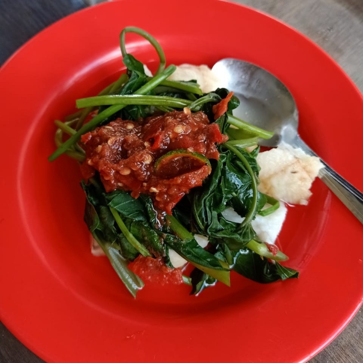 Tipat Plecing Kuah Pindang