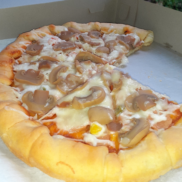 Pizza Toping Jamur dan Full Mozarella