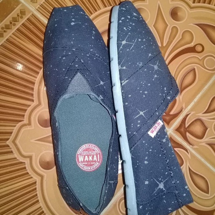 Wakai Slipon Navy Bintik