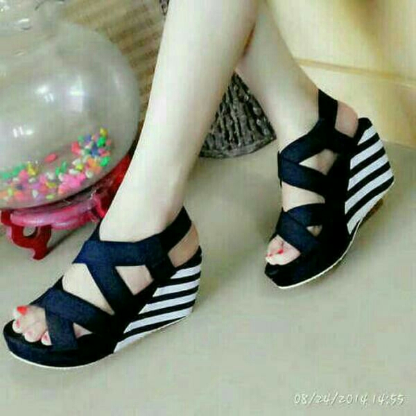 Wedges Belang Hitam