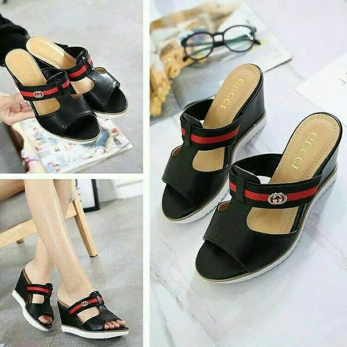 Wedges Byanca Hitam Motif Guci