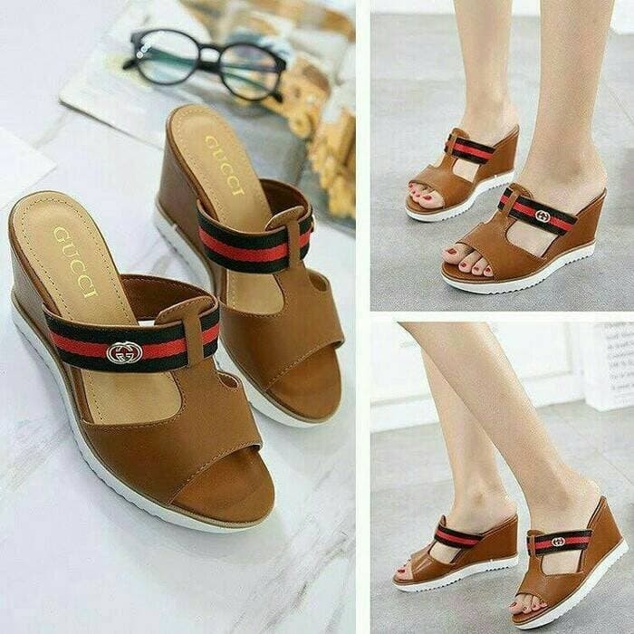 Wedges Byanca Tan Motif Guci