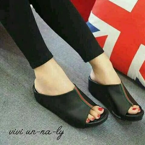 Wedges Guci Hitam