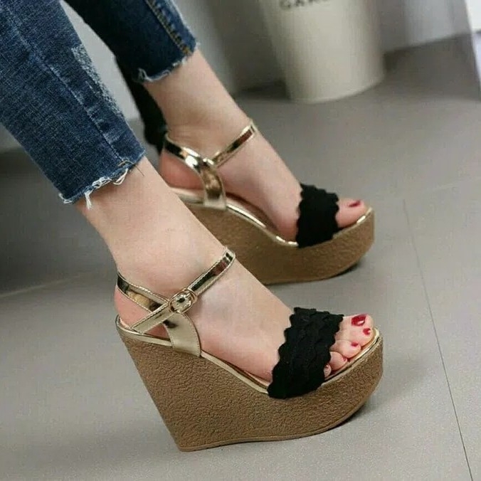 Wedges Hak Tinggi Hitam