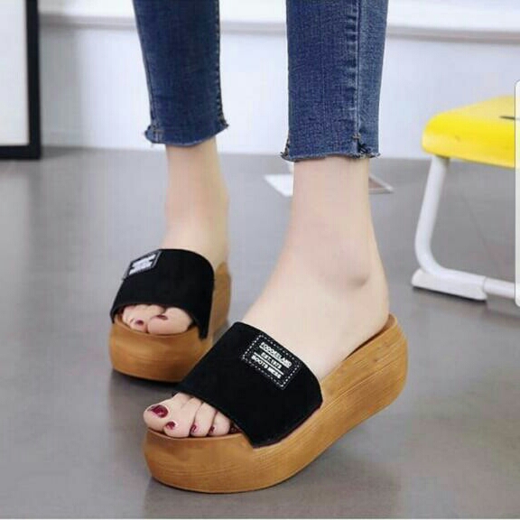 Wedges MR113 Hitam