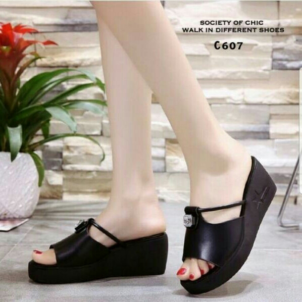 Wedges MR115 Hitam