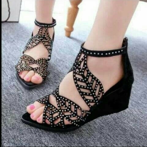 Wedges Motif Daun Hitam