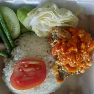 ayam geprek lalapan nasi air mineral cleo 