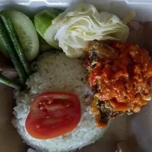 ayam geprek lalapan nasi the panas