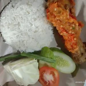 ayam geprek nasi lalapan the manis panas