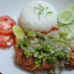 ayam geprek sambal ijo nasi tambah lalap 