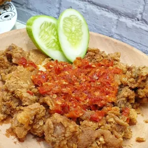 ayam geprek sambal setan tambah lalap 