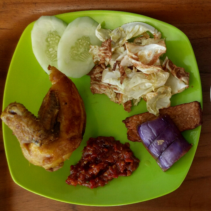 Ayam Goreng Lalapan