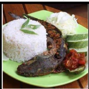 lele goreng nasi lalapan sambal