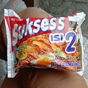 mi sukses isi 2 goreng ayam kremes 