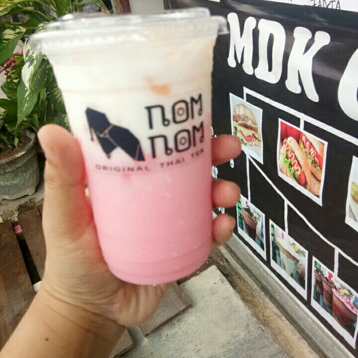 miLky strawberry with topping Bobaa