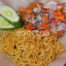 mie goreng  ayam geprek sambal matah tempe esteh 