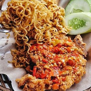 mie goreng ayam geprek