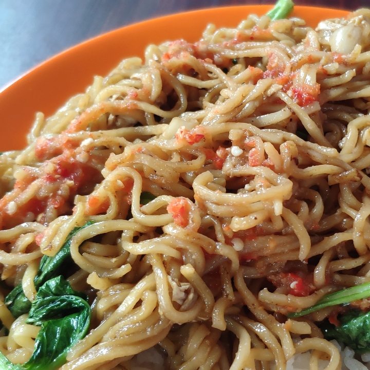 mie goreng dengan toping sesuai selera seafoodayam atau bakso