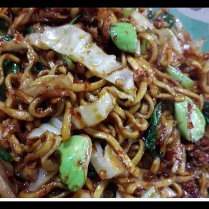 mie goreng mie kuning komplit pete