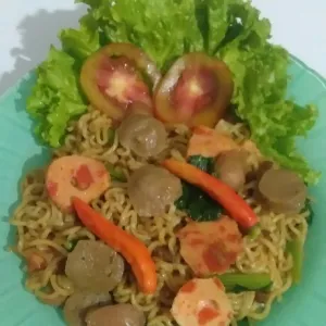 mie instan goreng bakso salmon