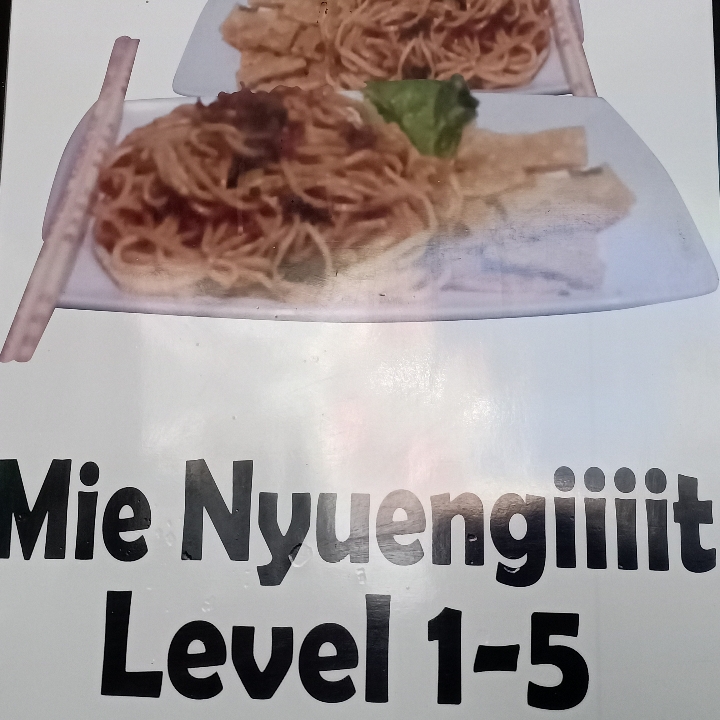 mie nyengit