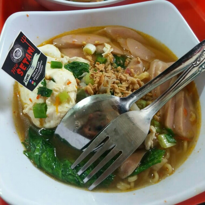 mie setan kuah level 1 telur toping sosis