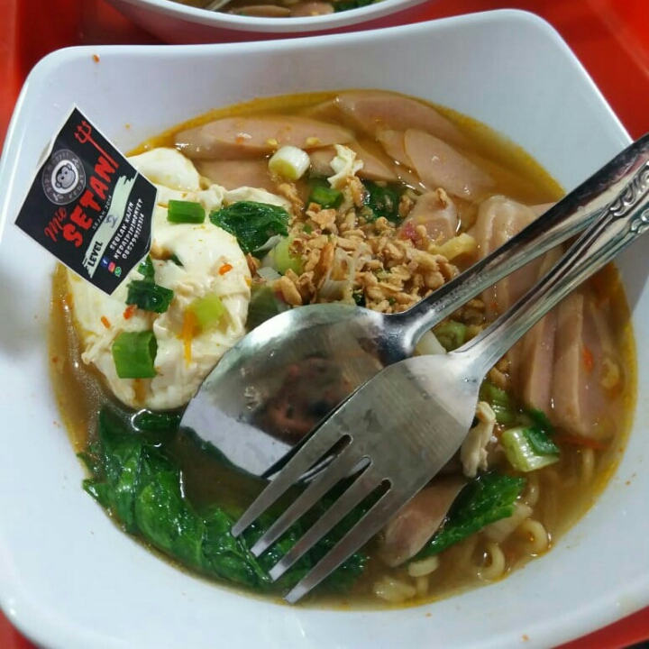 mie setan kuah level 2 telur toping sosis