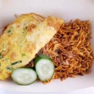 mie telor dadar sambal lalap esteh anget 