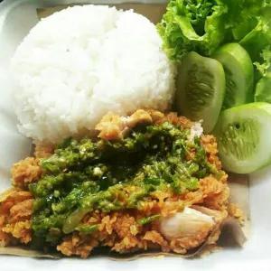 nasi ayam geprek sambal ijo krupuk tempe esteh