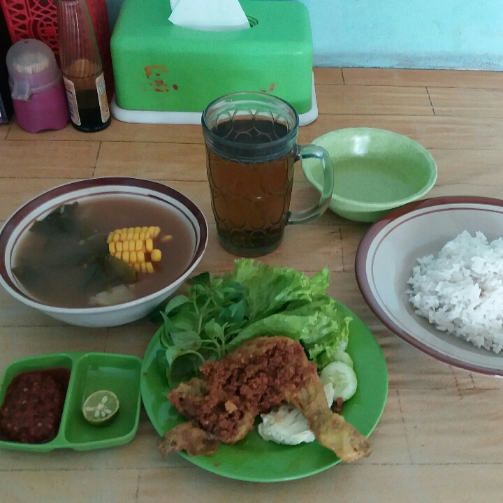 nasi ayam goreng bumbu sayur asem