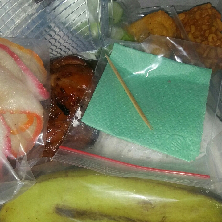 nasi box lengkap ayam bakar tahu tempe pisang aer minum