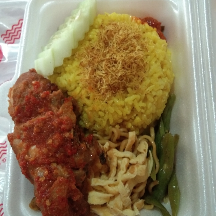 nasi kuning ayam 