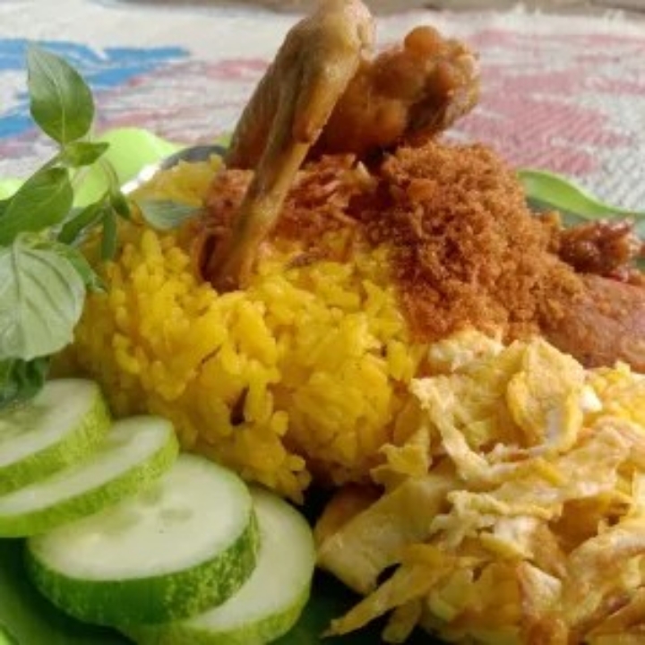 nasi kuning sayap ayam goreng