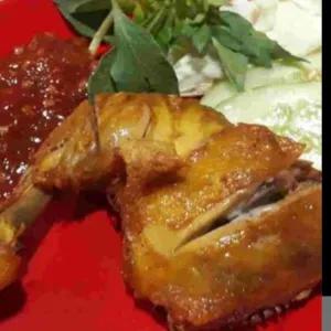 paket ayam goreng lalapan sambal nasi es teh atau teh