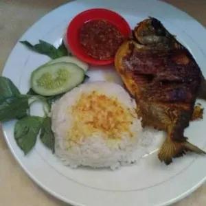 paket ikan bakar atau goreng bawaL teh hangat atau es