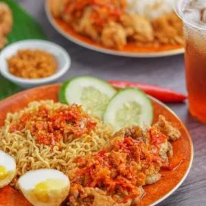 paket mie goreng ayam geprek minum 