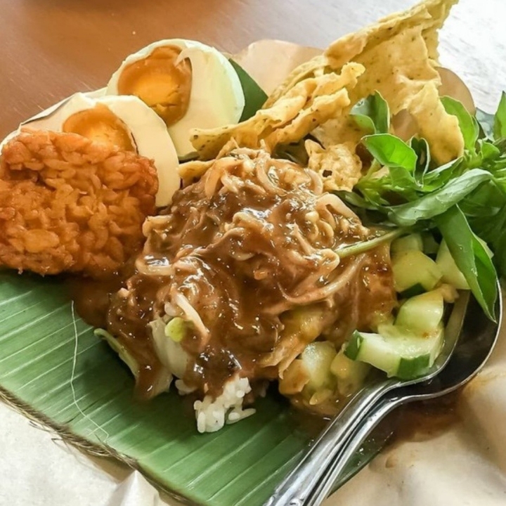 pecel pincuk telor asin