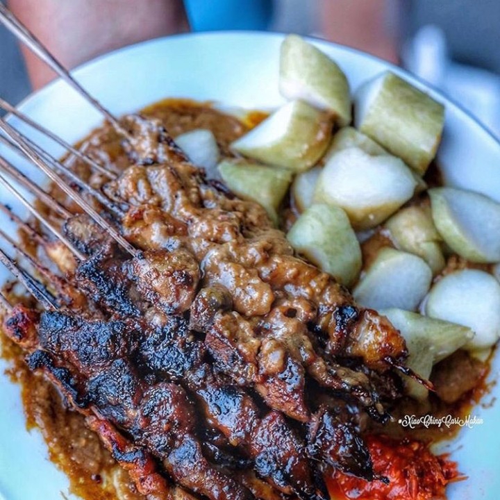 sate ayam 5 tusuk dan lontong