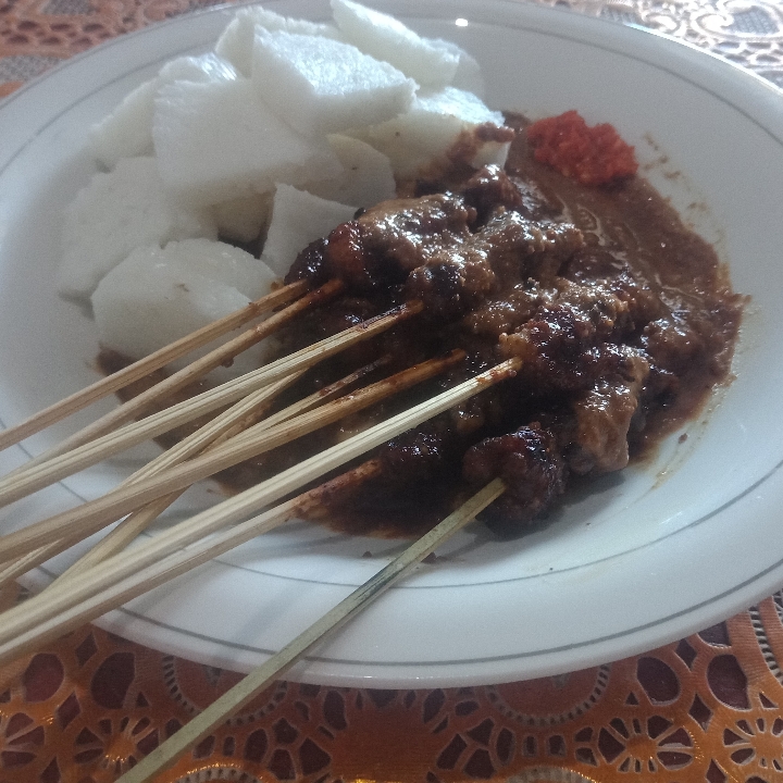 sate ayam dan lontong